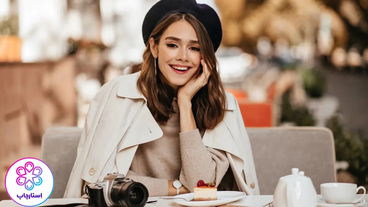 ژست عکس دخترانه با دست زیر چانه