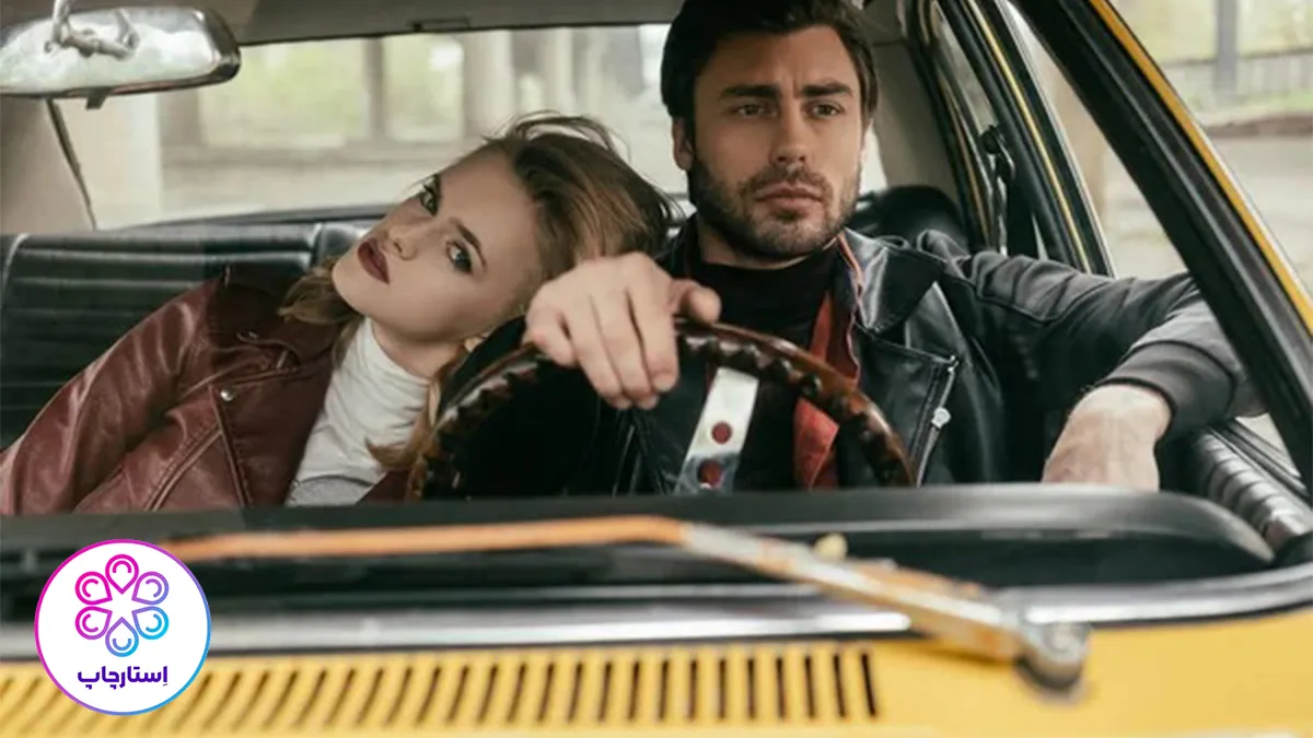 نشستن پشت ماشین و ژست عکاسی دو نفره لاکچری