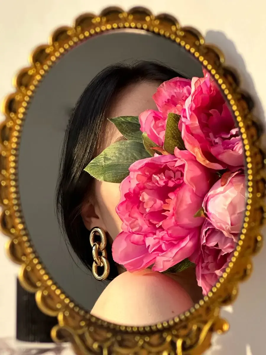 ژست عکاسی بدون چهره دخترانه با گل