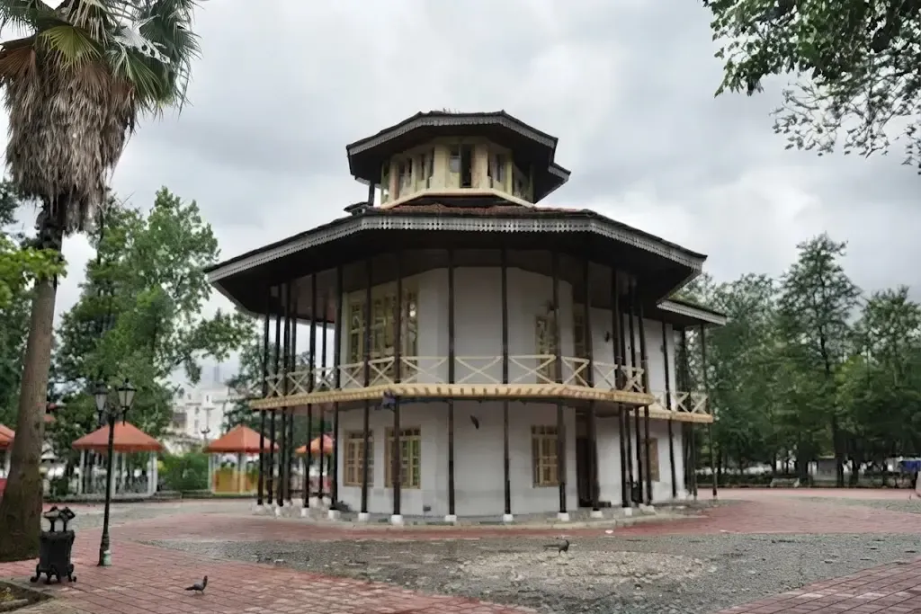 عمارت کلاه فرنگی باغ محتشم رشت برای عکاسی