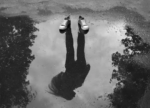 ایده عکاسی بدون چهره با انعکاس در آب
