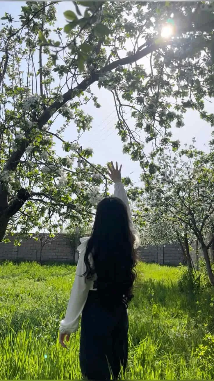 ژست عکاسی بدون چهره با لباس در حال حرکت