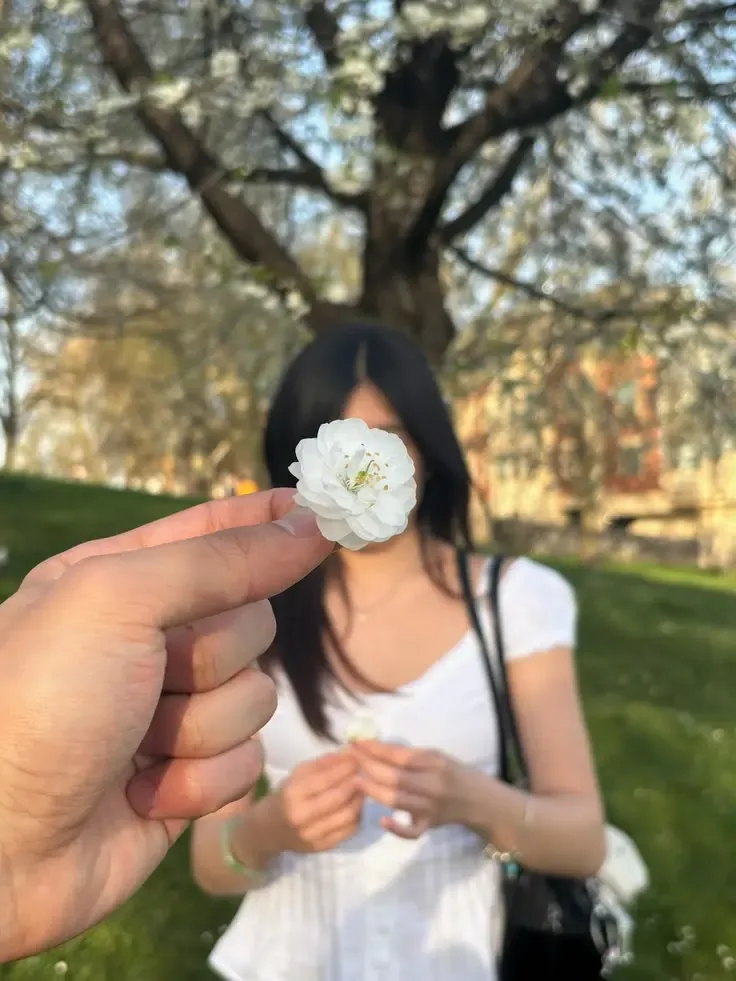 ژست عکاسی بدون چهره با گل جلوی صورت