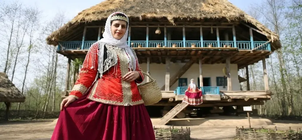 عکاسی با لباس محلی در شهر رشت
