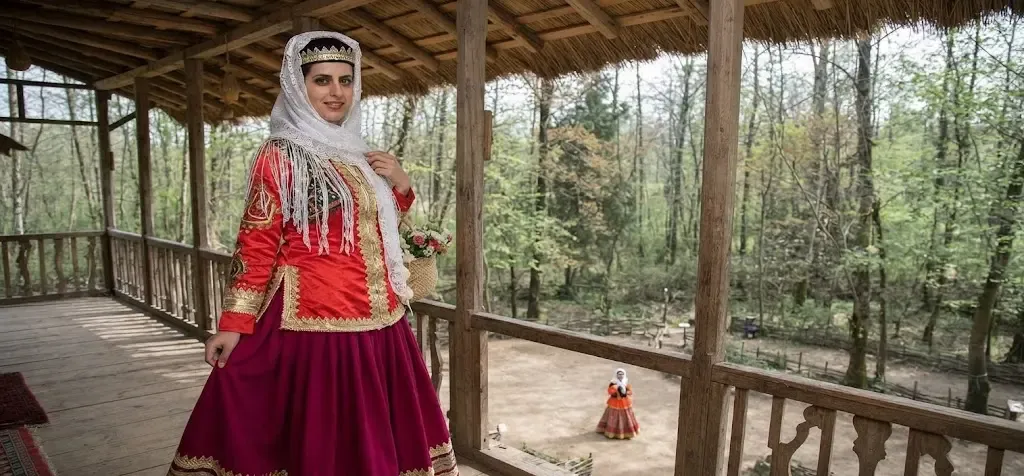 عکاسی با لباس سنتی در موزه میراث روستایی گیلان