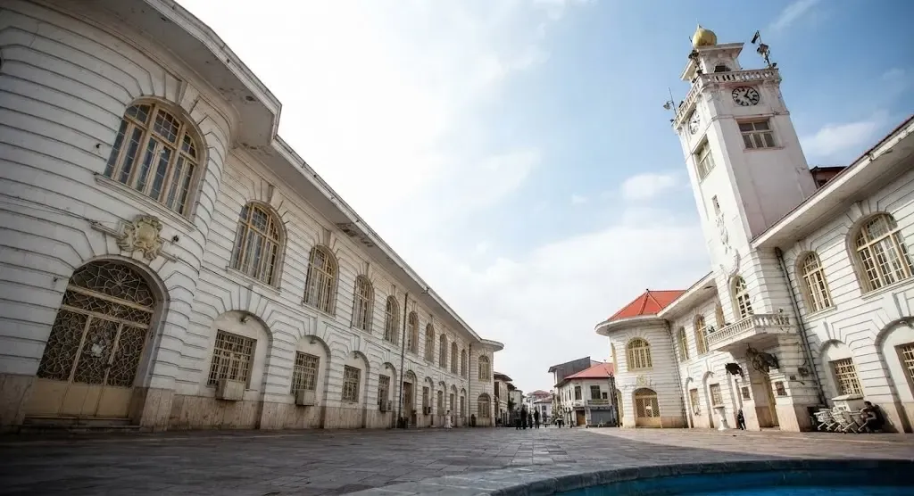 معماری میدان شهرداری رشت برای عکاسی