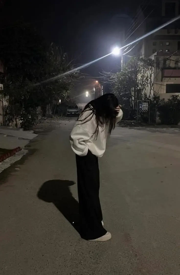 ژست عکاسی بدون چهره با لباس اورسایز