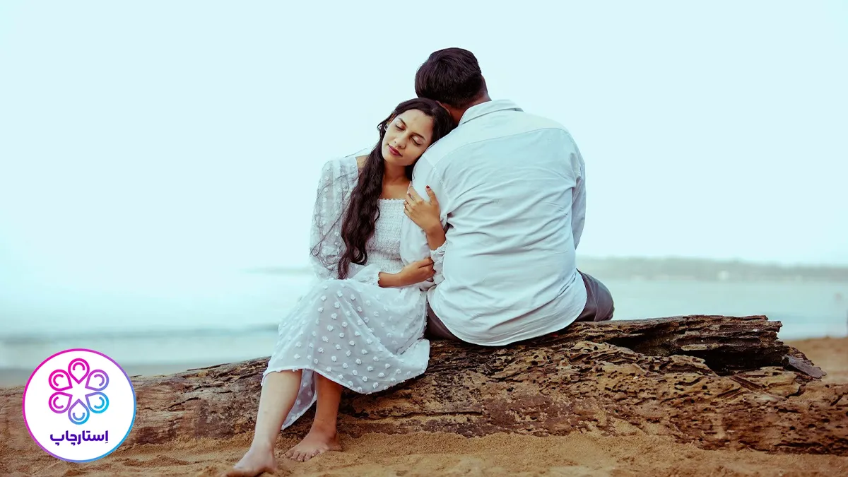 ژست عکاسی دو نفره روی شن های ساحل