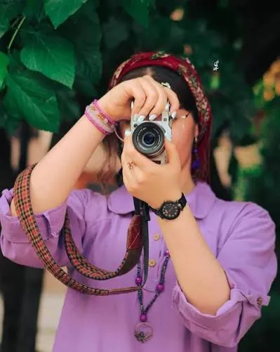 ژست عکاسی بدون چهره با لباس در حال حرکت