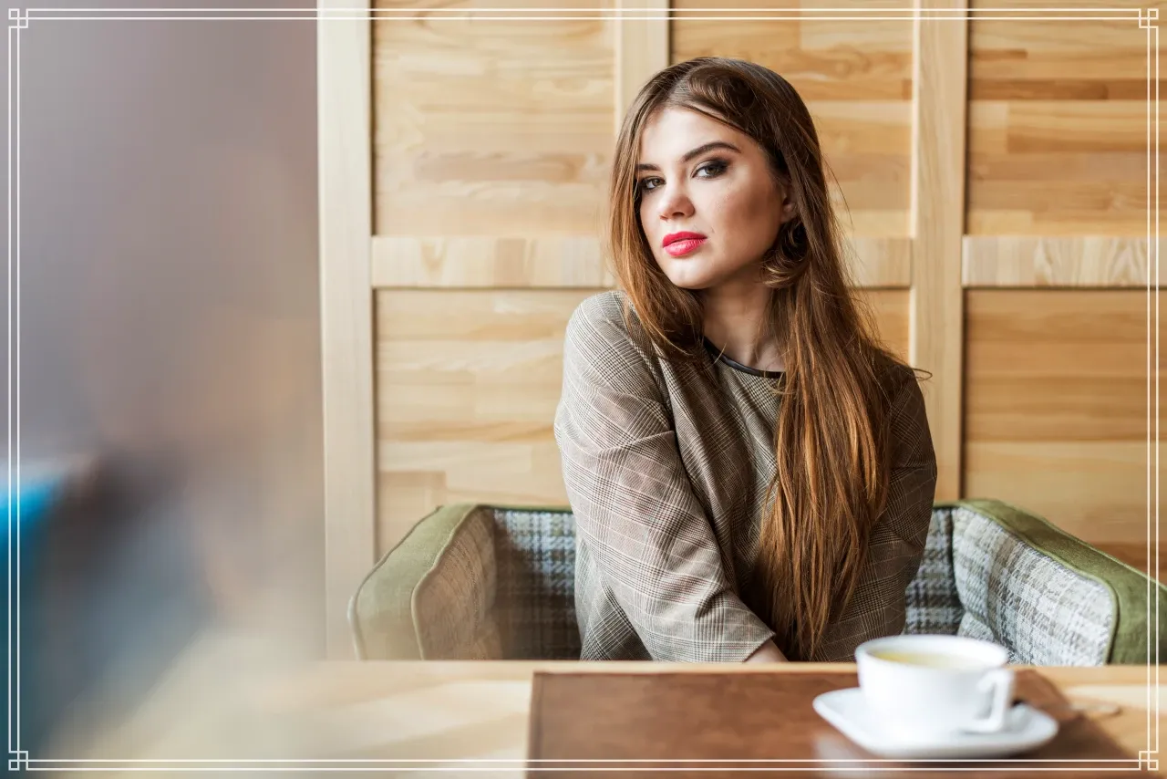 ۶۰ ایده عکاسی در کافی‌شاپ ۲۰۲۶ | ژست‌های خاص و پینترستی با دکور کافه