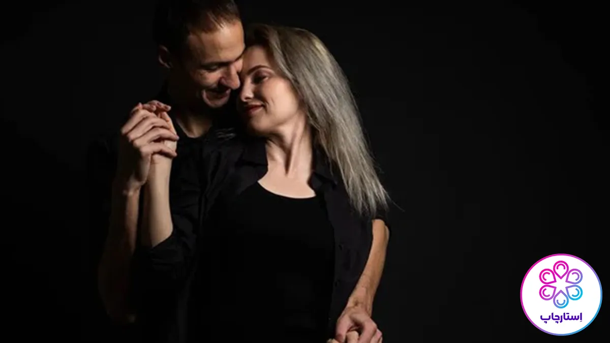 ژست عکاسی دو نفره بغل کردن هم در زمینه مشکی