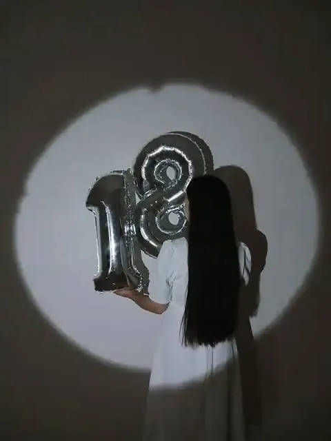 ایده عکاسی بدون چهره کنار دیوار ساده