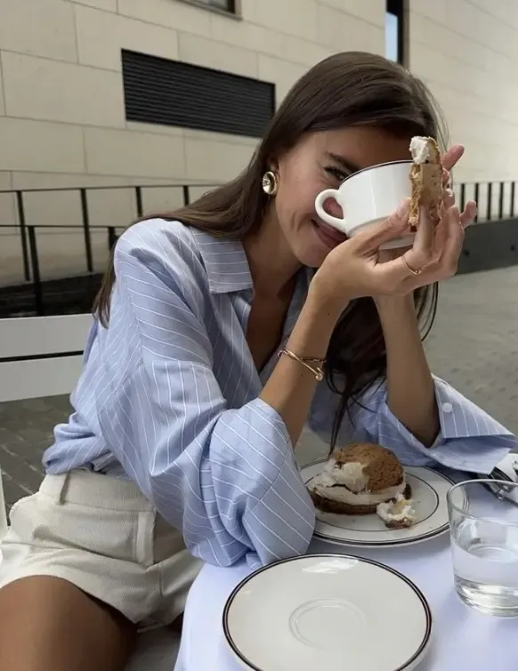 قرار دادن فنجان قهوه جلوی یکی از چشم ها برای ایجاد یک قاب فانتزی و بامزه