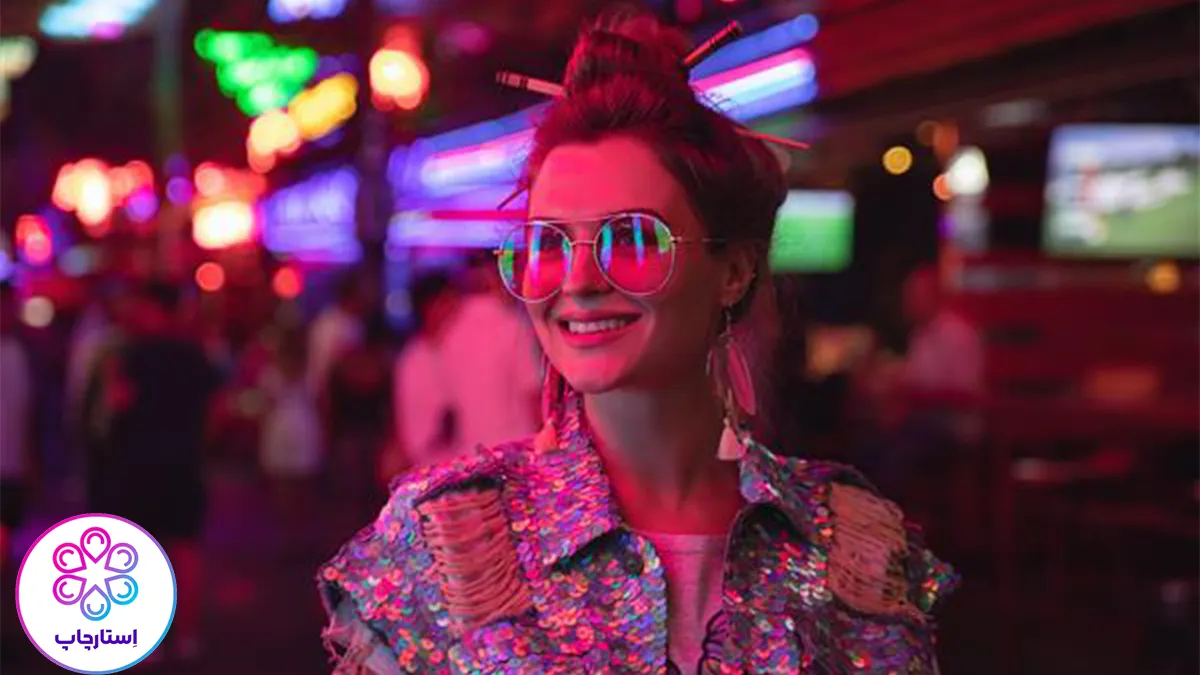 ژست عکاسی دخترانه در کنار نور نئونی